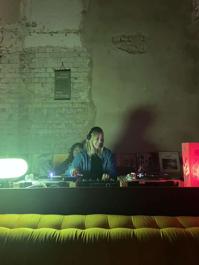 Anna Kohlin DJing